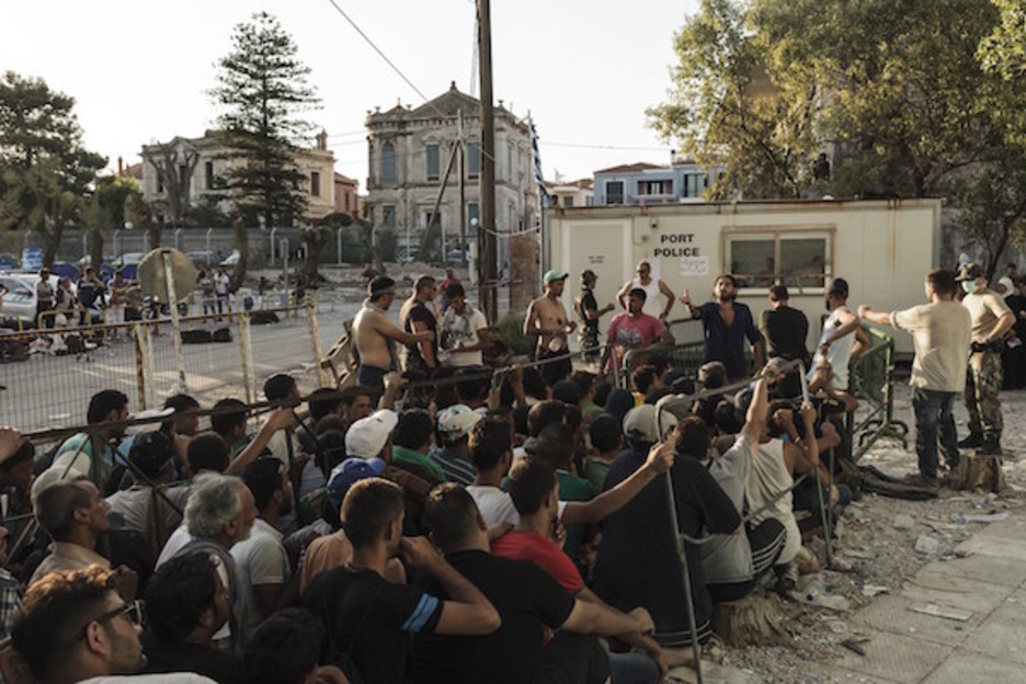 Siriar talde handi bat Lebosen bertan, kontinentera igaro ahal izateko erregistratzeko zain. 90.000tik gora siriar heldu da aurten Europara (Achilleas ZAVALLIS | AFP) Siriar talde handi bat Lebosen bertan, kontinentera igaro ahal izateko erregistratzeko zain. 90.000tik gora siriar heldu da aurten Europara (Achilleas ZAVALLIS | AFP)