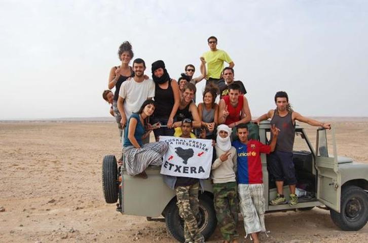 Brigadistas vascos y ciudadanos saharauis. (Askapena)