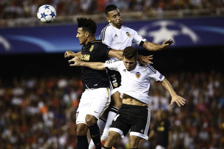 Pugna aérea en el Valencia-Mónaco. (Biel ALINO / AFP)