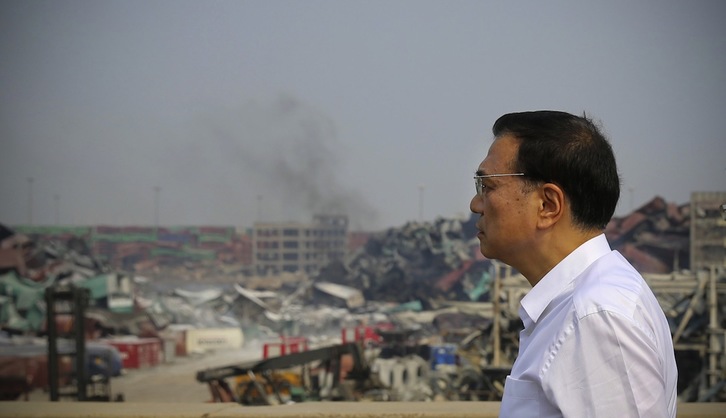 El primer ministro chino, Li Keqiang, inspeccionando la zona de la explosión en Tianjin. (STR/AFP)