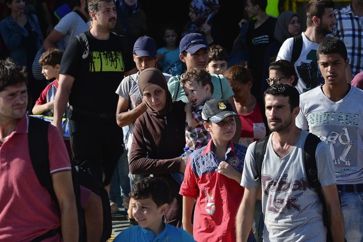 Varios refugiados sirios a su llegada al puerto del Pireo. (Louisa GOULIAMAKI / AFP)