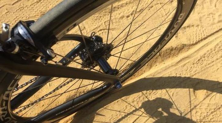 El ciclista del Sky Nicholas Roche ha publicado esta foto acompañada de la frase «es una broma?». (@nicholasroche)