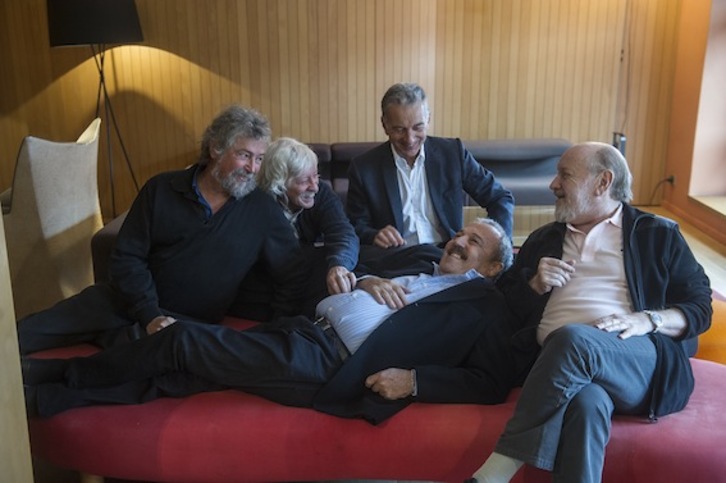 Rabinovich, tumbado, durante una de las visitas de Les Luthiers a Euskal Herria. (Luis JAUREGIALTZO/ARGAZKI PRESS)