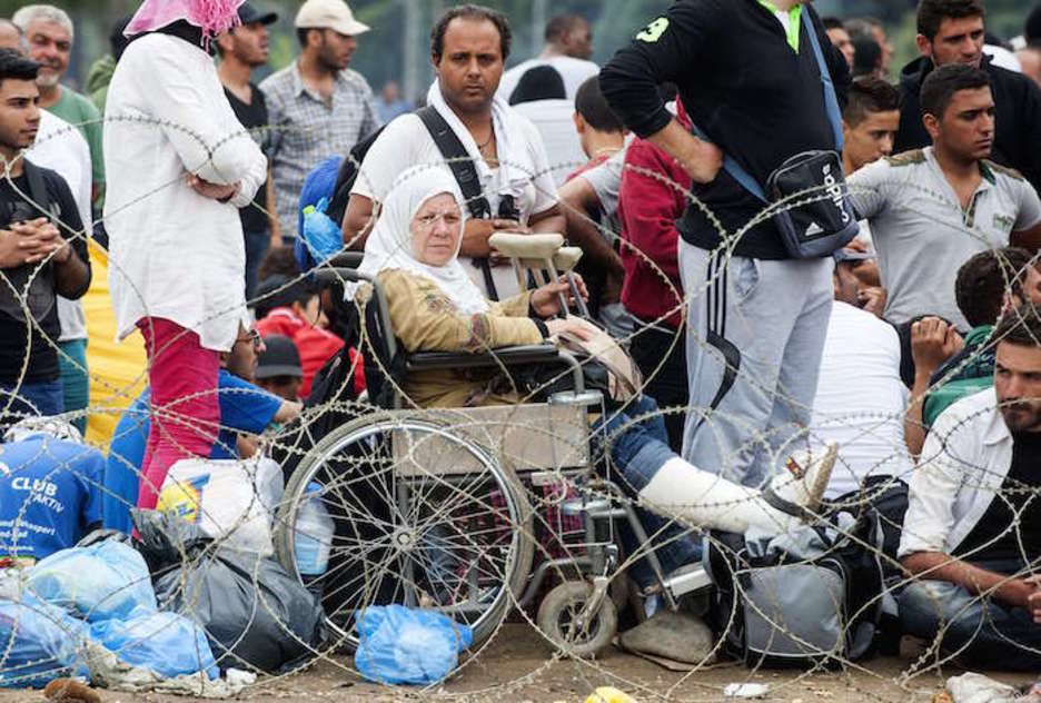  2.000 inguru siriar dago Gevgelija hirian, Grezia eta Mazedonia arteko mugan. Hilaren 20an iritsi ziren gehienak. (Robert ATANASOVSKI | AFP)