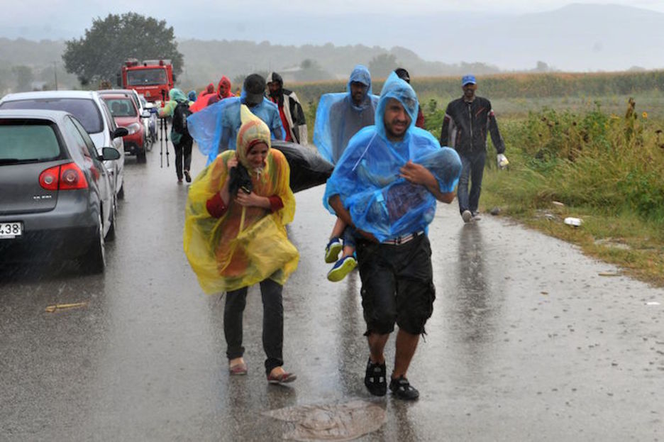 Siriarrak Grezia eta Mazedonia arteko mugan, aurrera egin nahiean. (Sakis MITROLIDIS |AFP) Siriarrak Grezia eta Mazedonia arteko mugan, aurrera egin nahiean. (Sakis MITROLIDIS |AFP)