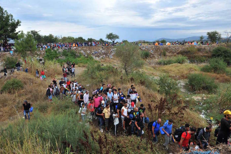 Idomeni hiritik gertu, Mazedonia eta Grezia arteko eremu neutroan. (Sakis MITROLIDIS | AFP) Idomeni hiritik gertu, Mazedonia eta Grezia arteko eremu neutroan. (Sakis MITROLIDIS | AFP)