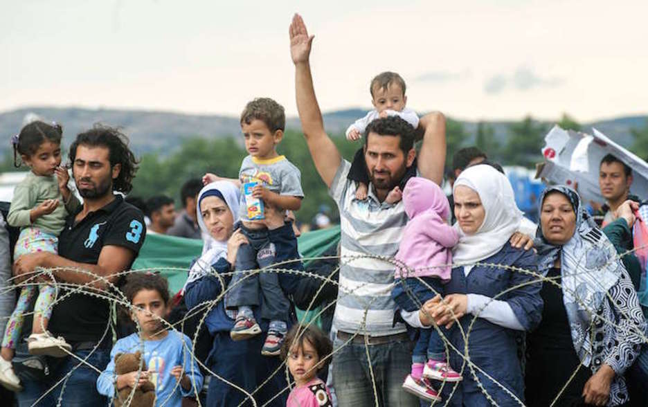 Zuri beltzean jarriz gero aspaldiko irudiak dirudite, baina gaur-gaurkoak dira. (Robert ATANASAVOSKI | AFP) Zuri beltzean jarriz gero aspaldiko irudiak dirudite, baina gaur-gaurkoak dira. (Robert ATANASAVOSKI | AFP)