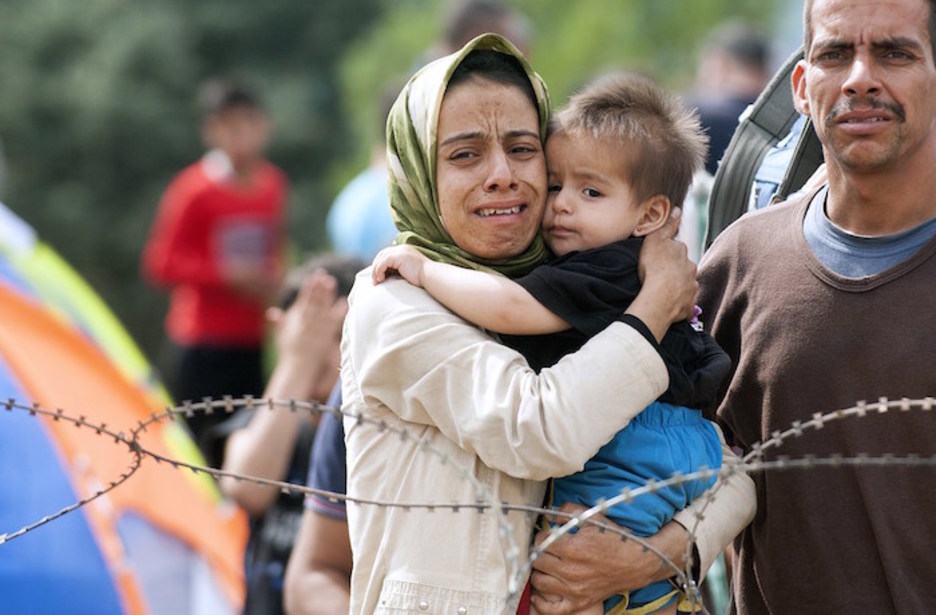 Ezina nabari da bertan direnengan, ezin dute atzera egin eta ez diete aurrera egiten uzten. (Robert ATANASOVSKI | AFP) Ezina nabari da bertan direnengan, ezin dute atzera egin eta ez diete aurrera egiten uzten. (Robert ATANASOVSKI | AFP)