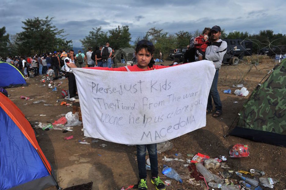«Mesedez, haurrak besterik ez bada, gerratik datoz. Inork ez gaitu lagunduko zuek ezik» (Sakis MITROLIDIS | AFP) «Mesedez, haurrak besterik ez bada, gerratik datoz. Inork ez gaitu lagunduko zuek ezik» (Sakis MITROLIDIS | AFP)