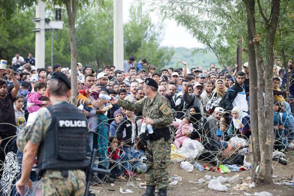 Poliziarekin batera soldaduak jarri ditu Mazedoniak muga isteko, Larrialdi Egoera deitu ostean. (Robert ATANASOVSKI | AFP) Poliziarekin batera soldaduak jarri ditu Mazedoniak muga isteko, Larrialdi Egoera deitu ostean. (Robert ATANASOVSKI | AFP)
