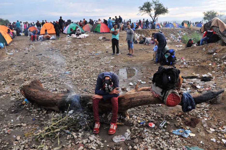 Zain daude, bertan ahal den moduan eutsita, norbaitek muga zabaltzea erabakiko ote duen zain. (Sakis MITROLIDIS | AFP) Zain daude, bertan ahal den moduan eutsita, norbaitek muga zabaltzea erabakiko ote duen zain. (Sakis MITROLIDIS | AFP)