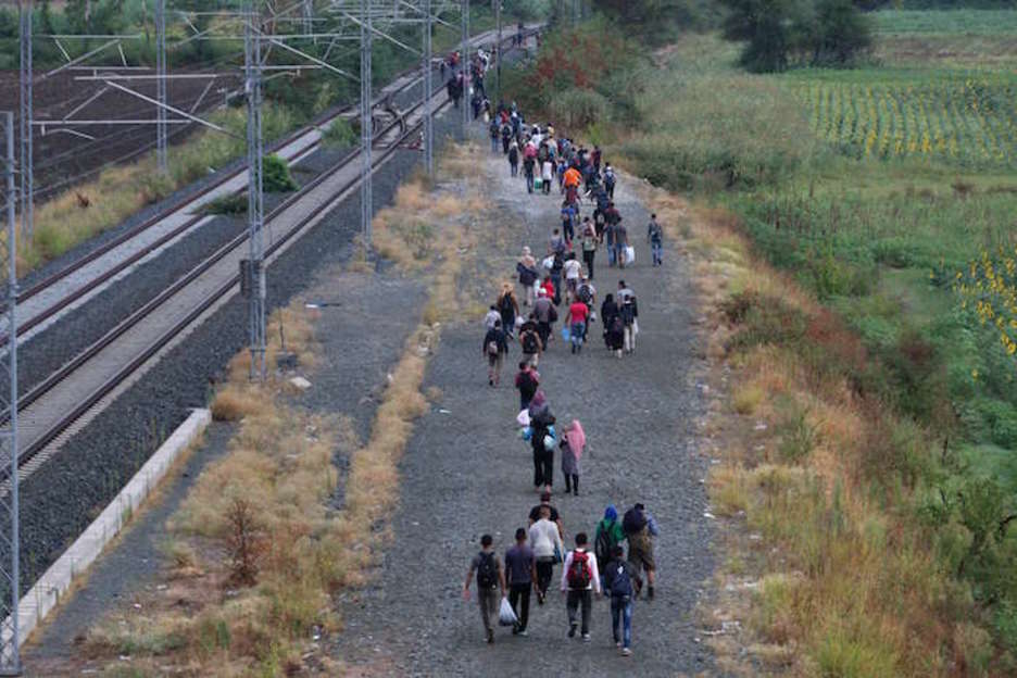 Ehunka batzuk polizia eta soldaduei iskin egin eta muga gainditzea lortu dute (Sakis MITROLIDIS | AFP) Ehunka batzuk polizia eta soldaduei iskin egin eta muga gainditzea lortu dute (Sakis MITROLIDIS | AFP)