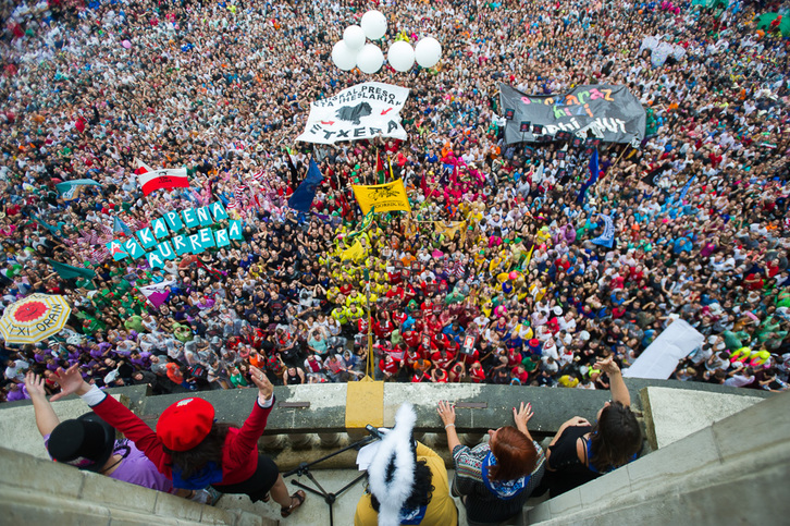 Txupinera, pregoilariak eta herritarrak Aste Nagusiaren hasieran (ARGAZKI PRESS)