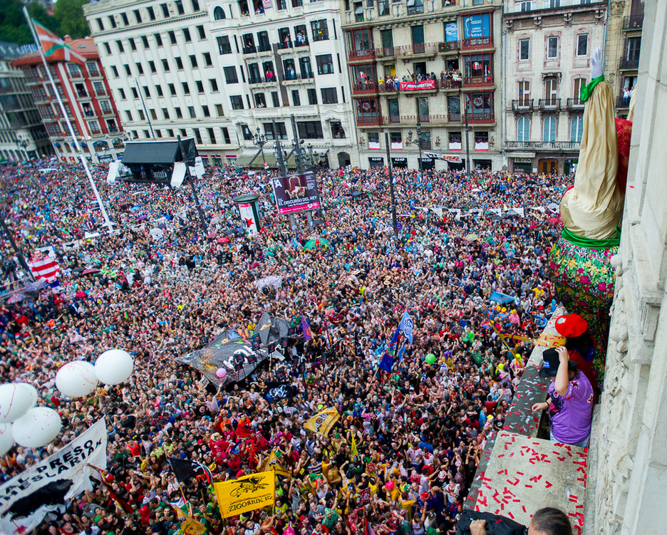 Ordubete lehenagotik euria ari zuen arren, plaza lepo izan da jaien hasieran. Ordubete lehenagotik euria ari zuen arren, plaza lepo izan da jaien hasieran.