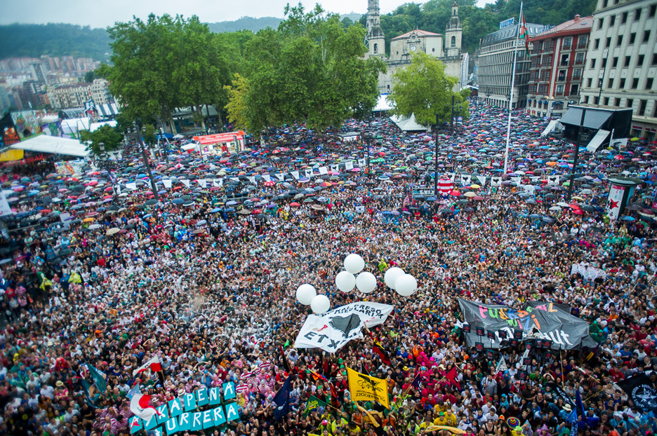 Presoen gerturatzea, euskaraz bizitzeko nahia eta ‘Askapeña aurrera’ plazako aldarrien artean. Presoen gerturatzea, euskaraz bizitzeko nahia eta ‘Askapeña aurrera’ plazako aldarrien artean.