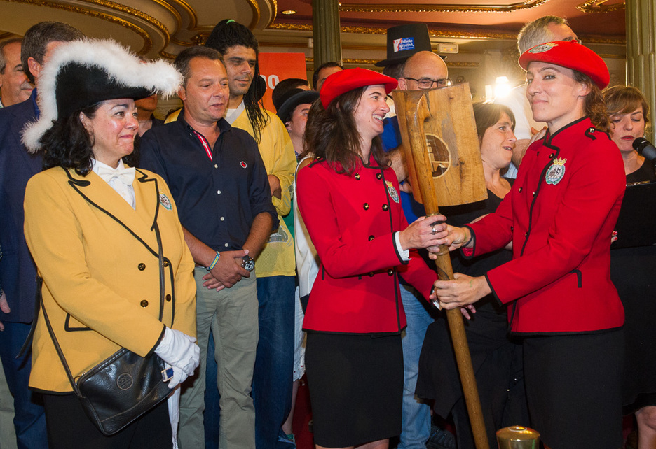 Arriagan jaso du lekukoa Oihana Paskual txupinerak, Gurutze Beitia pregoilariaren babesean. Arriagan jaso du lekukoa Oihana Paskual txupinerak, Gurutze Beitia pregoilariaren babesean.