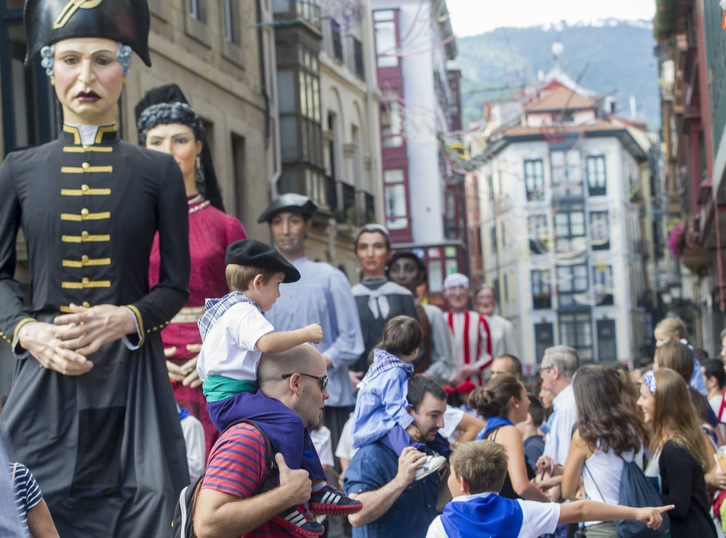 Cabezudos y gigantes han desfilado por el Casco Viejo. (Marisol RAMIREZ / ARGAZKI PRESS)