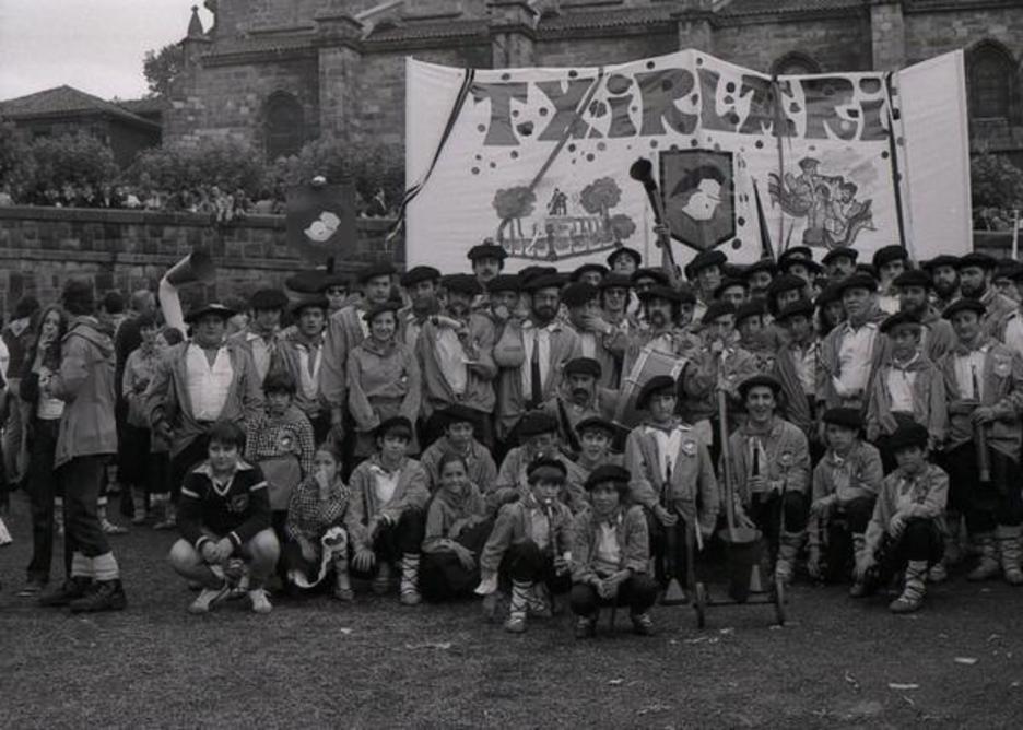 <strong>1979</strong> Abandoko Txirlari konpartsa Begoñako jaitsieran.