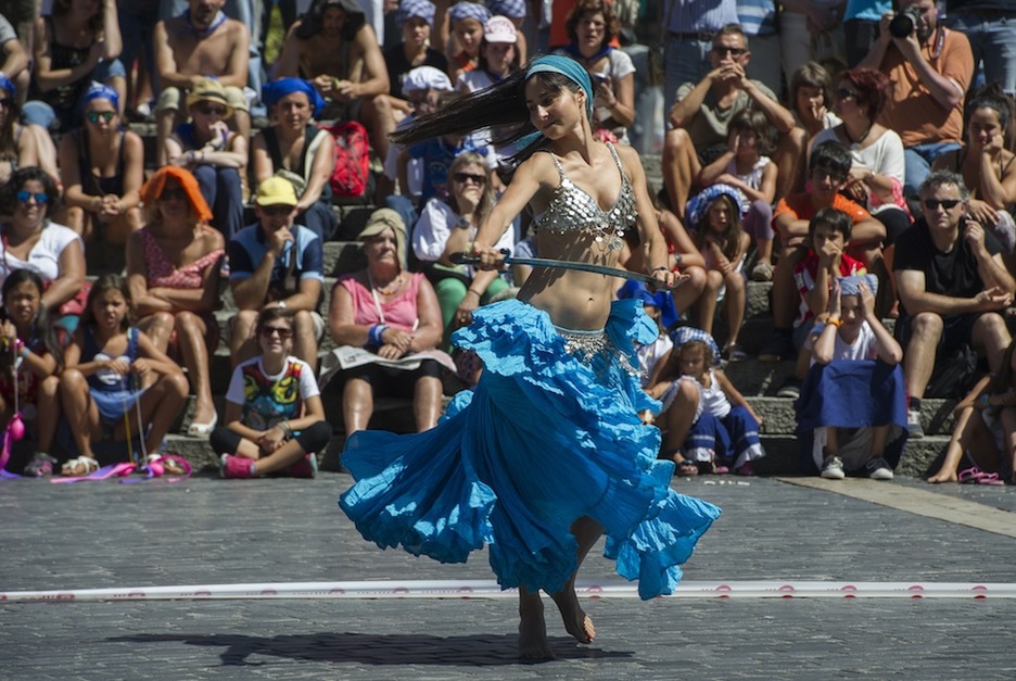 Dantzak eta antzerkiak izan dira Arriagan. (Monika DEL VALLE / ARGAZKI PRESS)