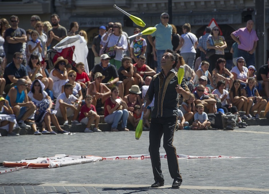 Ikuskizun faltarik ez Bilbon, txokorik txoko. (Monika DEL VALLE / ARGAZKI PRESS)