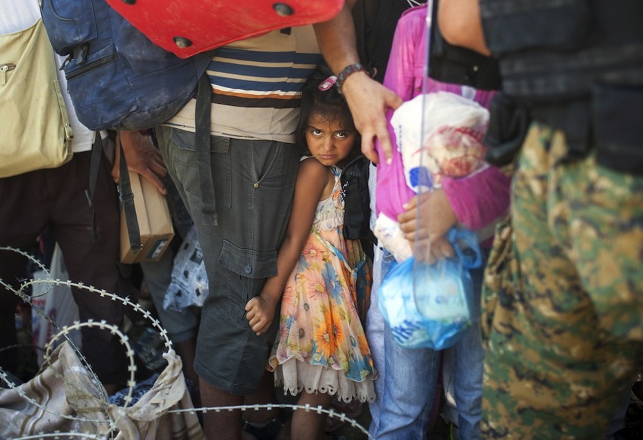 Etorkinak Grezia eta Mazedonia arteko mugan; gehienak Siria eta Afganistandik datoz. (Robert ATANASOVSKI/AFP)