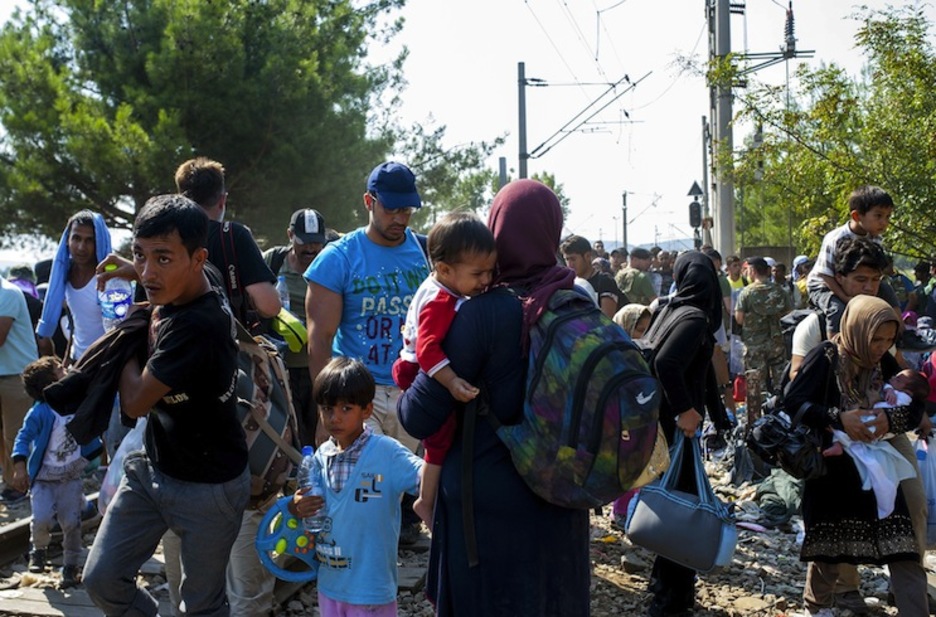 Mazedoniako mugan etorkinen eta Poliziaren artean tentsio uneak izaten ari dira. (Robert ATANASOVSKI/AFP)