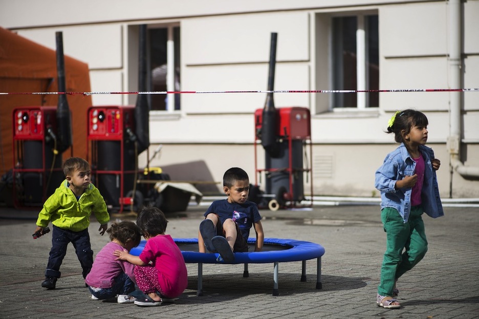 Alemanian errefuxiatuek duten aterpetxea; umeek jolasteko toki bat aurkitu dute. (Odd ANDERSEN/AFP)