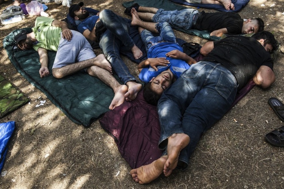 Siriar errefuxiatuak Presevoko (Serbia) errefuxiatuen zentro batean atseden hartzen. (Armend NIMANI/AFP)