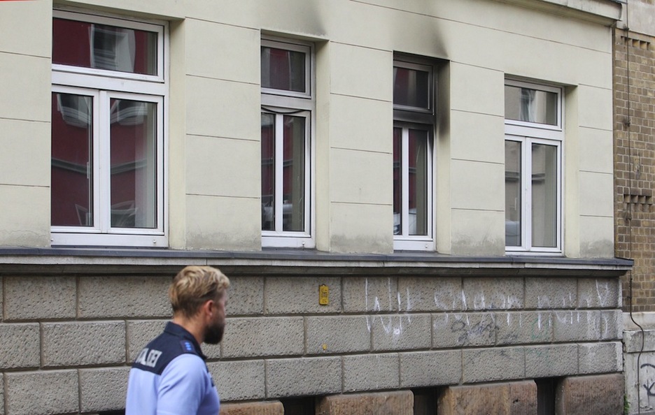 Leipzigen (Alemania) polizia bat errefuxiatuen zentroa zaintzen; molotov koktel bat zeraman susmagarri bat ikusia izan zen inguruan. (