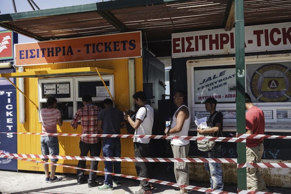 Atenasera doan ferryaren txartelak erosteko ilara. (Achilleas ZAVALLIS/AFP)