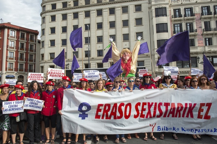 Salaturiko bigarren eraso sexistaren aurrean, konpartsek eta txupinerak deituriko kontzentrazio salaketa. (Marisol RAMIREZ / ARGAZKI PRESS)