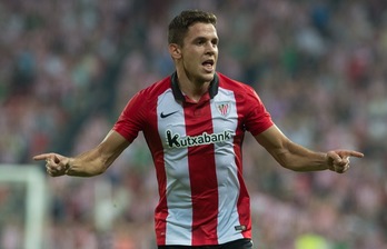 Elustondo gola ospatzen. (Monika DEL VALLE / ARGAZKI PRESS)