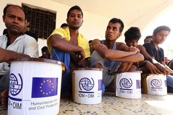 Varios de los refugiados rescatados en un centro de seguridad entre Subrata y Zuwara. (Mahmud TURKIA/AFP)