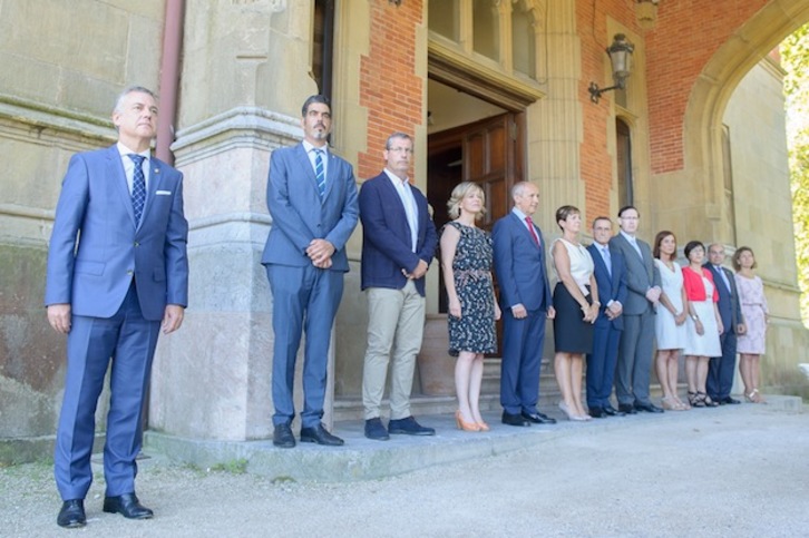 El Gobierno de Lakua al completo, junto al Diputado general de Gipuzkoa, Markel Olano, y el alcalde de Donostia, Eneko Goia. (ARGAZKI PRESS)