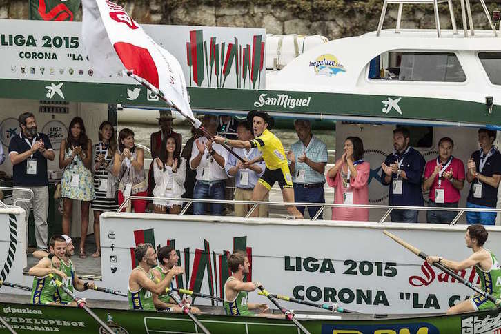 Patroia bandera eskuan. (Aritz LOIOLA | ARGAZKI PRESS)