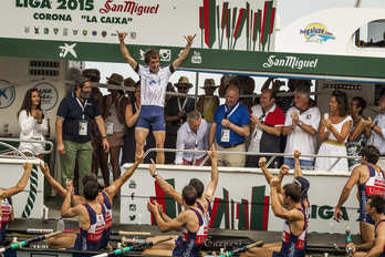 Urdaibaiko arraunlariak banderarekin. (Aritz LOIOLA / ARGAZKI PRESS)