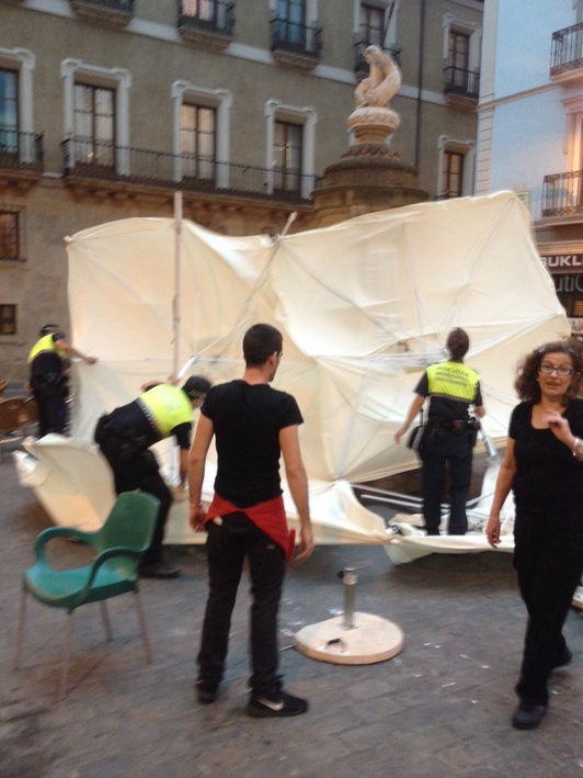 La terraza de un bar de Iruñea tras la tormenta y el fuerte viento. (NAIZ)