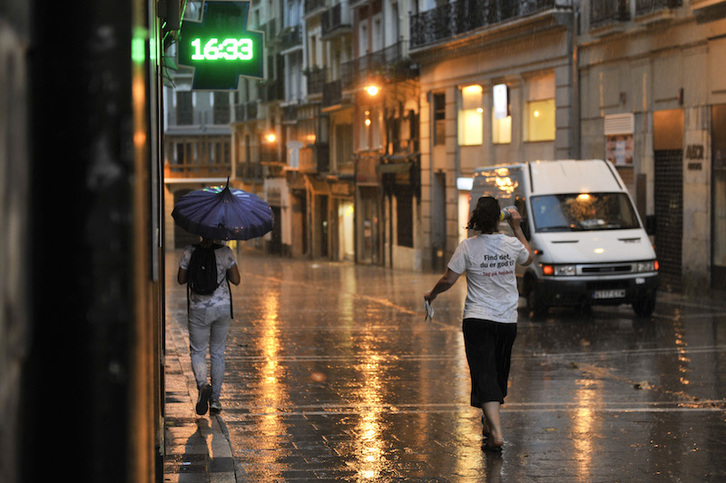 Arratsaldeko lehen orduan gaua zirudien Euskal Herriko hamaika txokotan, irudian Iruñea. (Idoia ZABALETA | ARGAZKI PRESS)