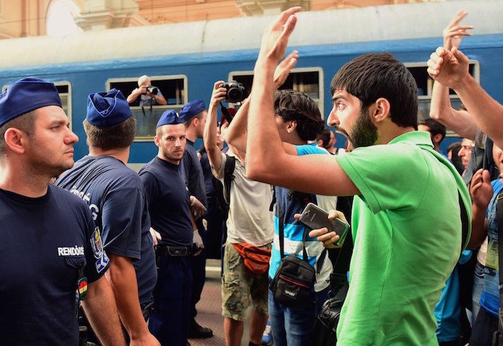 Protesta de los refugiados cuando las autoridades les han ordenado abandonar la estación de tren. (ATTILA KISBENEDEK | AFP)