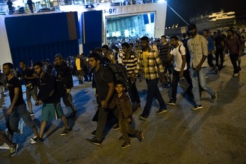 Azken orduotan 4.200 errefuxiatu baino gehiago iritsi dira Atenaseko Pireo portura. (Angelos TZORTZINIS/AFP) 