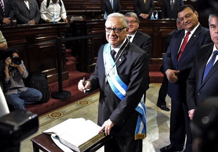 Alejandro Maldonado jura su cargo de presidente de Guatemala. (Rodrigo ARANGUA/AFP) 
