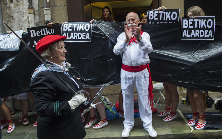 Los opositores al Alarde igualitario portan pancartas negras el año pasado. (Jon URBE | ARGAZKI PRESS)