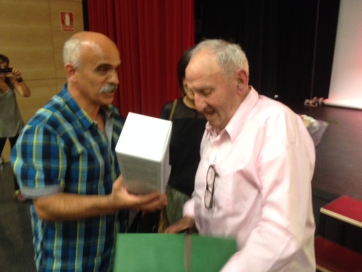 Urtubia recibe un obsequio durante el homenaje.