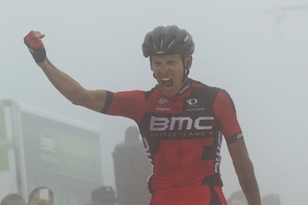 Alessandro de Marchi ha cruzado la línea de meta entre en medio de una espesa niebla. (Jaime REINA/AFP PHOTO)