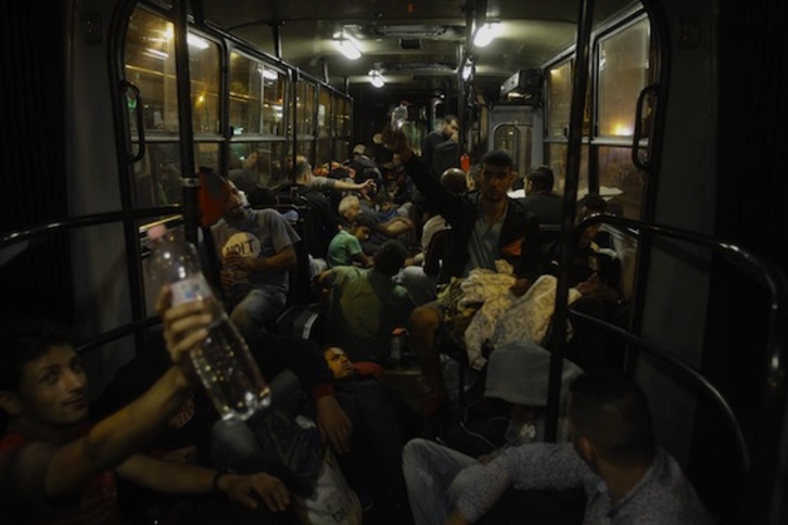 Uno de los autobuses que ha salido de Hungría con destino a Austria. (Peter KOHALMI/AFP PHOTO)