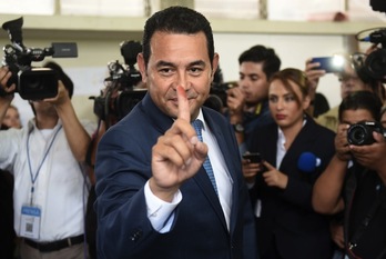 Jimmy Morales, al depositar su voto. (Marvin RECINOS/AFP)