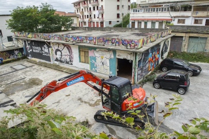Una excavadora en el solar de Kortxoenea, tras paralizarse el derribo. (Gorka RUBIO/ARGAZKI PRESS)