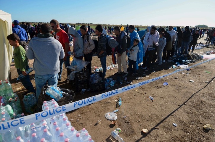 Refugiados aguardan en la cola para registrarse en la localidad de Roszke, en la frontera entre Hungría y Serbia. (Csaba SEGESVARI/AFP)