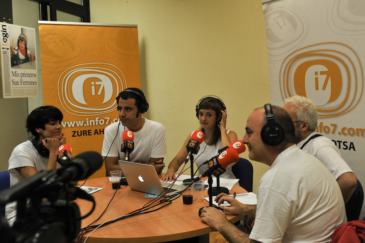 Además de la programación habitual, Kalegorrian suele hacer coberturas especiales. En la imagen, Jon Mikel Fernandez y Eider Olazar guían el especial de Sanfermines. (Idoia ZABALETA | ARGAZKI PRESS)