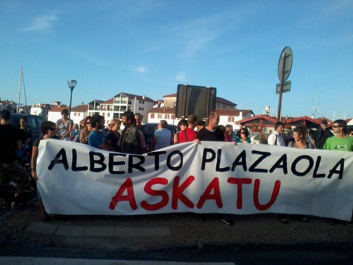 Ziburun (irudian) eta Oñatin atxiloketa salatzeko elgarretaratzeak izan dira iluntzean (M.U.)